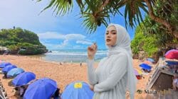 Pemandangan pasir putih Pantai Nguyahan